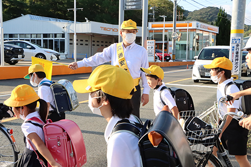 子どもたちに交通安全を呼びかける江原市長