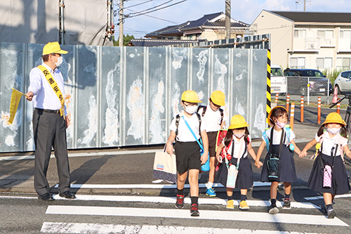 子どもたちは大きな声であいさつをして、元気に登校した