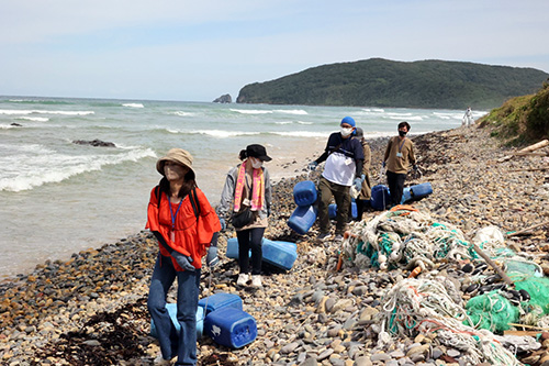 日本海に面した大浦海岸にはたくさんのプラスチックごみが漂着している
