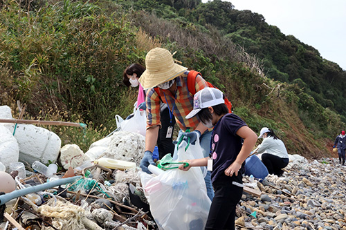 山口県の美しい海をいつまでも守っていきたいと多くの人が参加した