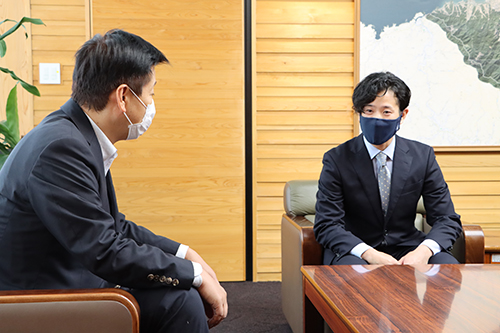 「これからの活動にも期待しています」と話す江原市長