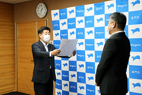 寄付に対し、江原市長から感謝状が贈呈された