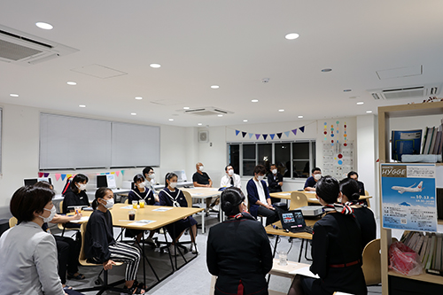 客室乗務員の最高のサービスを追求する働き方に多くの参加者が耳を傾けた