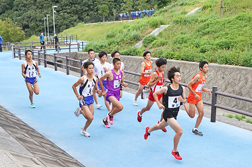 中学校男子10チームが一斉にスタート