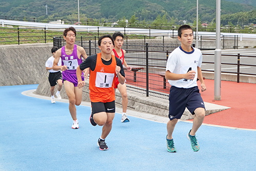 コース途中にある坂道も気合で駆け上がる