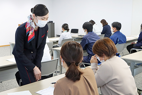JALスカイ九州のグランドスタッフが講師を担当