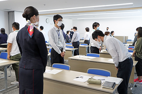 実際に礼の角度を確認しておもてなしを学ぶ