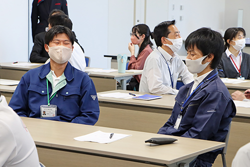 笑顔を作る練習では自然と笑みがこぼれる場面も