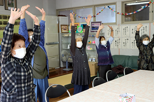 講座の初めは、体操から
