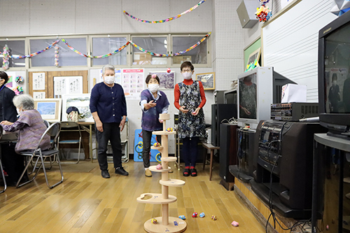 小さいお手玉を点数が書かれた板の上に載せて合計得点を競うゲーム