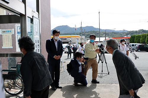 江原市長が玄関でお出迎え