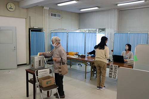 期日前投票を行う市民の皆さん