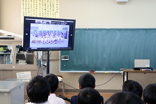 通小学校の鯨唄の発表を聞き入る仙崎小学校の児童