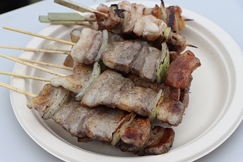 自分で焼いたやきとりのほか、数種類のやきとりが焼きたてで楽しめる企画となっている