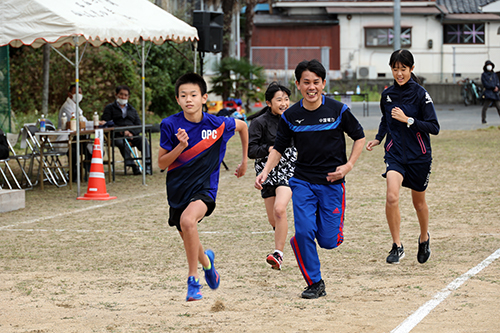 油谷さん（右から２人目）と中学生によりミニマラソン