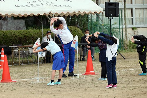 陸上教室ではランニング前にしておくとよいストレッチなどの指導があった