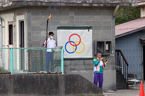 開会式で聖火台に火を灯す油谷さん