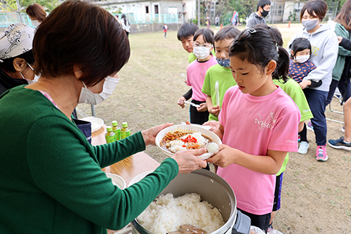 カレーや焼き鳥、コーヒーの販売には行列ができていた