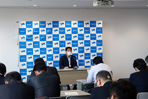 幹部職員に訓示をする江原市長