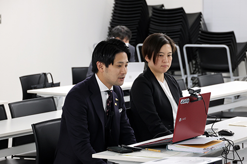 おわりのあいさつをするＮＰＯ法人つなぐの岡藤理事長
