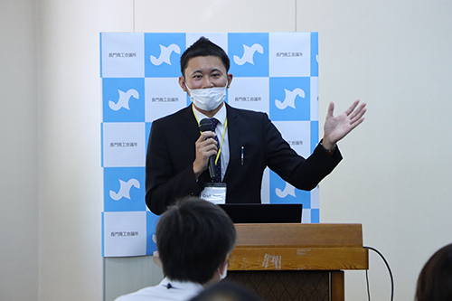 メディアや関係者からの質問に答える場面も