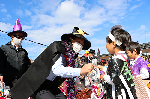 園児一人ひとりにお菓子を配る江原市長