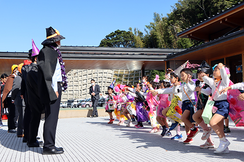 園児たちがお礼にハロウィンダンスを披露