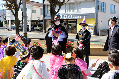 ６月に園児から贈呈されたひまわりから取れた種をプレゼント