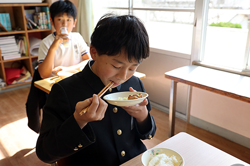 旬のぶとイカの甘みを味わう児童