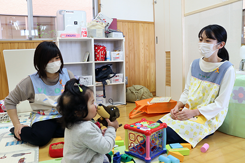 ケア児の部屋でおもちゃで楽しく遊ぶ