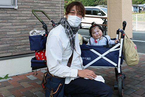 短い滞在時間を終え、帰宅する園児とお父さん
