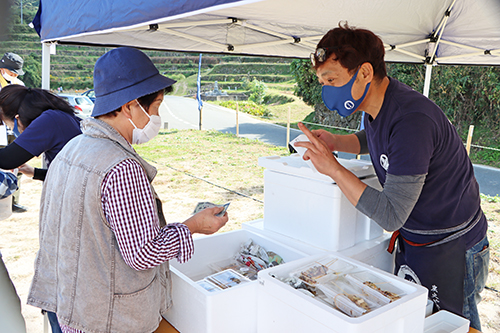 棚田で栽培されたハーブを使用したやきとりも販売