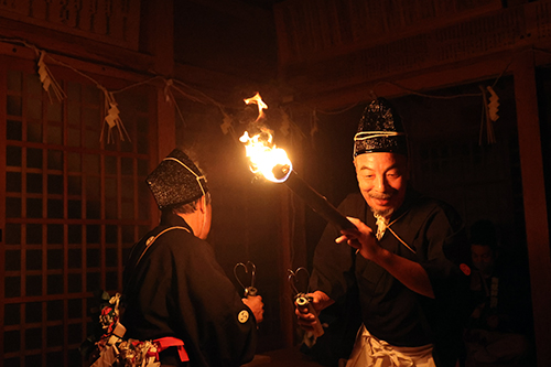 たいまつを持って舞う「火の舞」