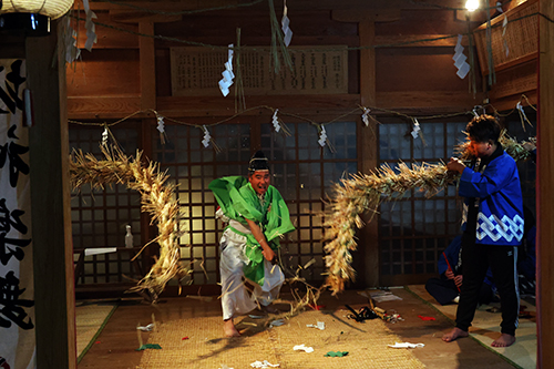最後は神が刀で悪霊を象徴する綱を立ち切る「神明の舞」を奉納