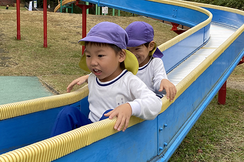 この日公園を訪れた園児がさっそく新しいビート板を使って楽しんでいた