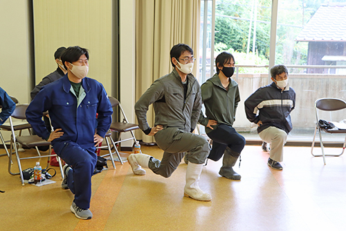 草刈前に適した準備運動も実践