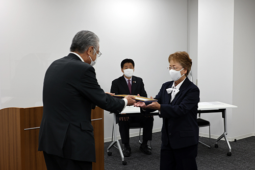 個人にはピンバッジが、事業所には事業所プレートが認定証とともに授与された