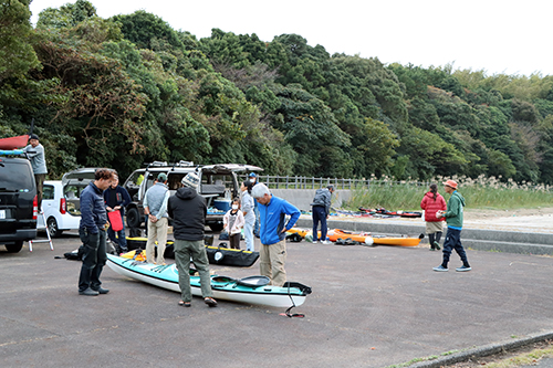 前日に水や食料、衣類など荷物の積み込みを行う。