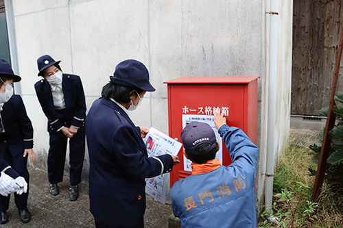 消防署員と協力して張り付け作業を行った