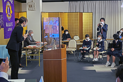 児童からの質問に答える奥村選手