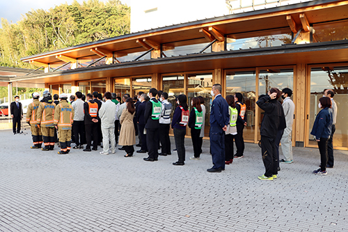 多くの職員が来庁者役や誘導する職員役を担った