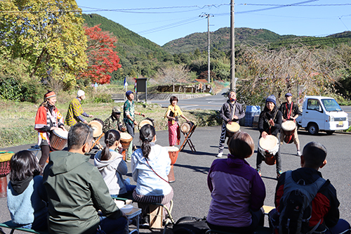 地域おこし協力隊の岩田隊員とゲストによるサプライズパフォーマンス