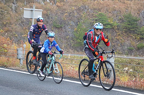 秋吉台の急勾配に笑顔で挑むライダーたち