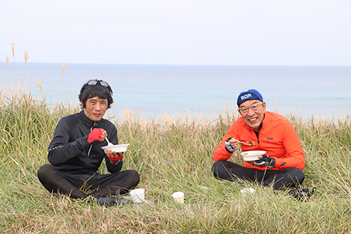 小田大浜のエイドでは海をバックに長州黒かしわのカレーを堪能