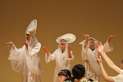 今回の公演は地球創世記のお話。３人の神様が人間に生まれ変わり物語が進んでいく。