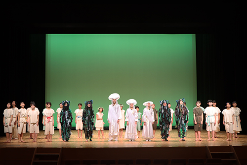 市内の小学5年生から高校3年生までの28名で公演に臨む