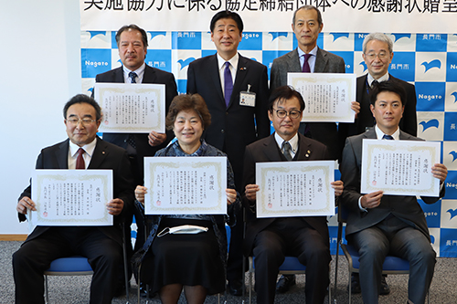 協力をいただいた7団体の代表と記念撮影