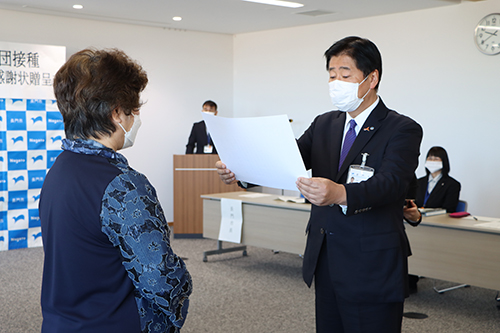 江原市長から感謝状が贈られた
