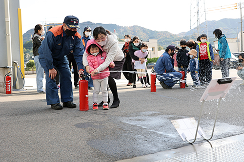 消火器の使い方を学ぶ