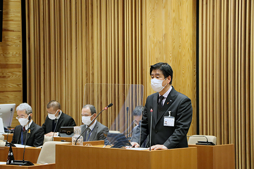 議案の提案説明を行う江原市長
